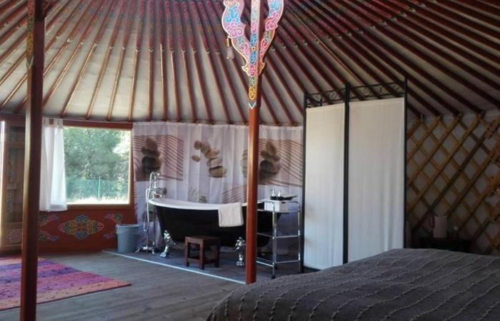 Unterkünfte für Familien: Innenansicht einer Jurte in Campo de Reyes, Navarra