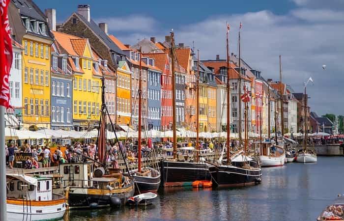 Città perfette per un fine settimana: Copenaghen. Case colorate sul canale