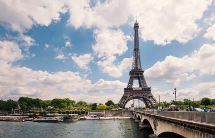 Città europee perfette per una fuga: Parigi, vista da dietro il ponte