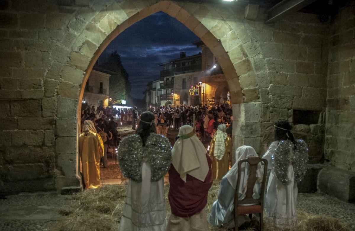Scena del presepe con persone a Santillana del Mar, Cantabria