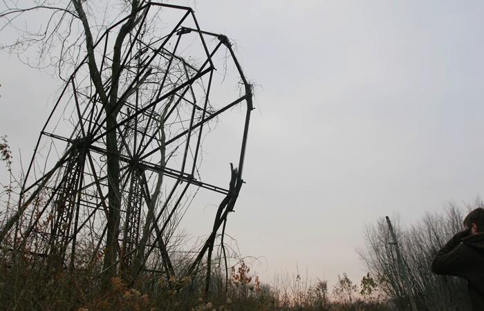 Chippewa Lake Park, Ohio: roda-gigante abandonada entre a vegetação