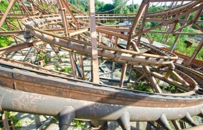 Trilhos de uma antiga montanha-russa no parque de diversões Camelot do Reino Unido