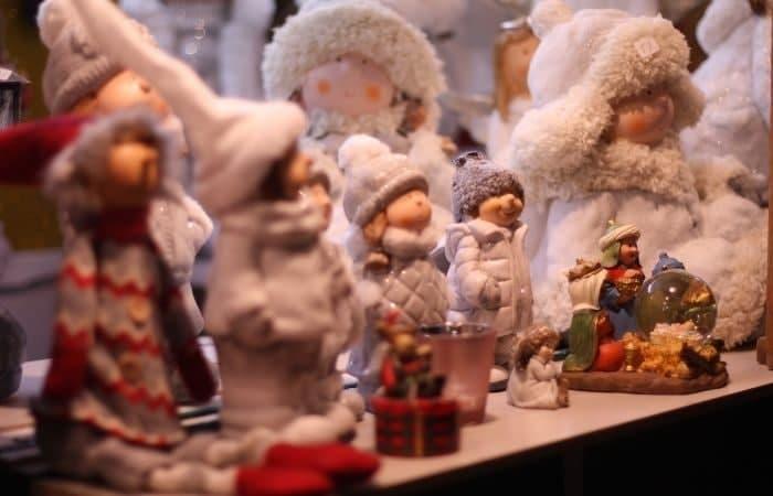 Weihnachtsdekorationen an einem Verkaufsstand
