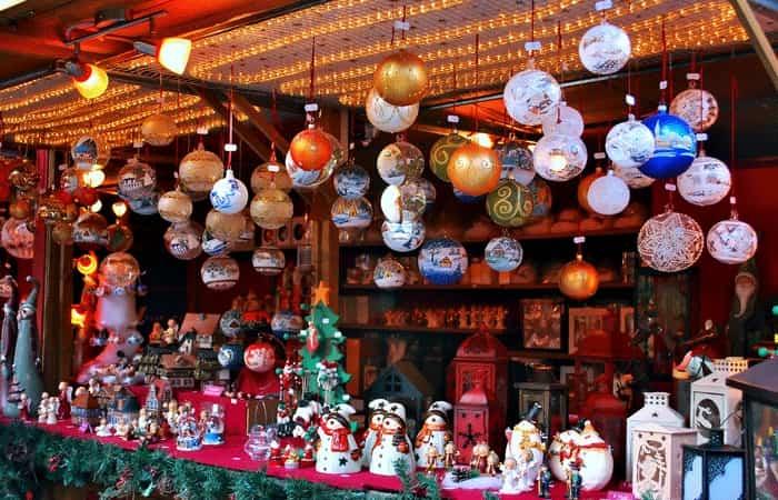 Weihnachtsmarkt mit dekorativen Artikeln