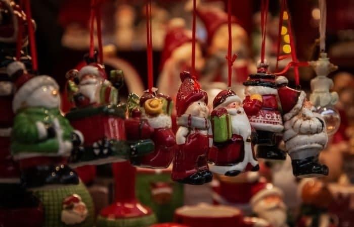 Weihnachtsmärkte in Spanien: Stand mit Baumdekorationen