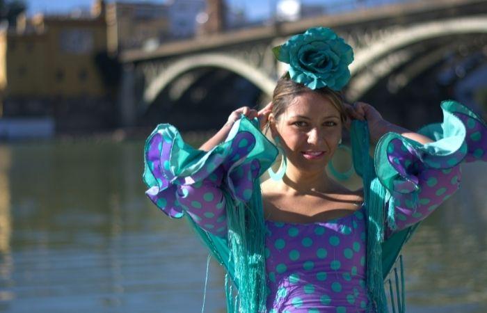 Aprilmesse mit Kindern: junge Frau in Flamenco-Kleid
