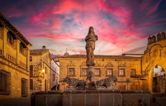 Plaza del Pópulo Baeza Jaén Statue des Brunnens