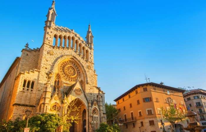 Der Platz der Verfassung in Sóller: Dorfplätze in Spanien