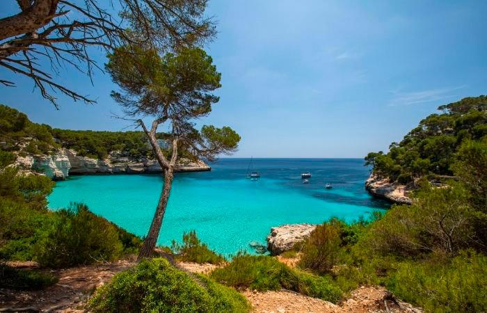 Bucht von Menorca mit türkisfarbenem Wasser