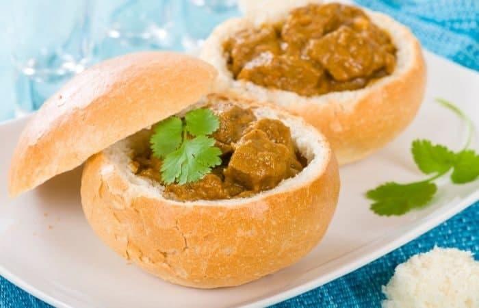 Bunny Chow, gefülltes Brot, typisch für die südafrikanische Küche