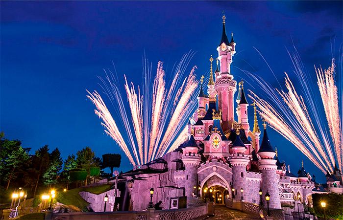 Disneyland Paris à noite com fogos de artifício