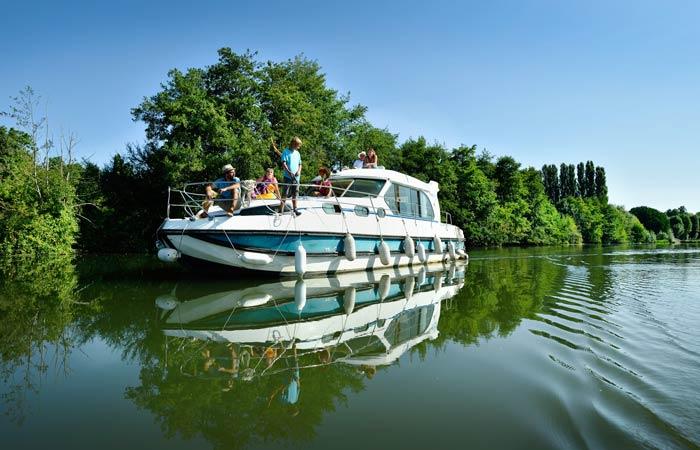 Travesia de barco pelo rio Mayenne
