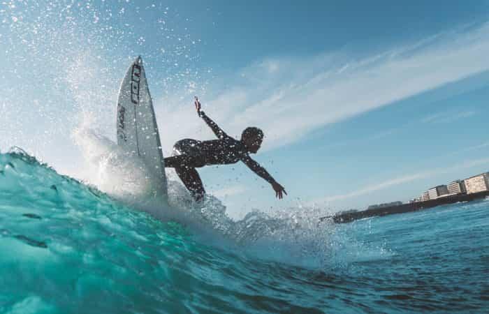 Surfen an den Stränden Spaniens