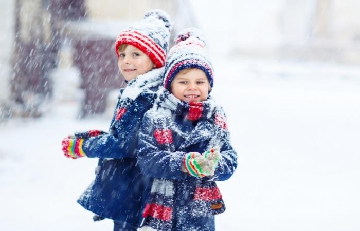 Flugzeuge im Schnee und Bergaktivitäten für Kinder