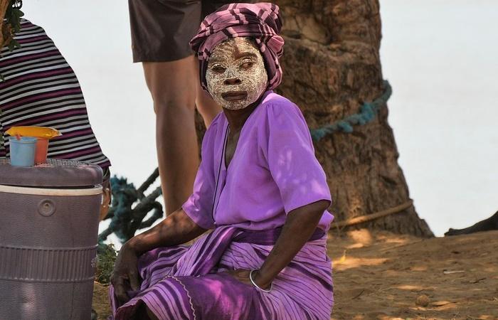 Donna con la maschera facciale tipica del Madagascar