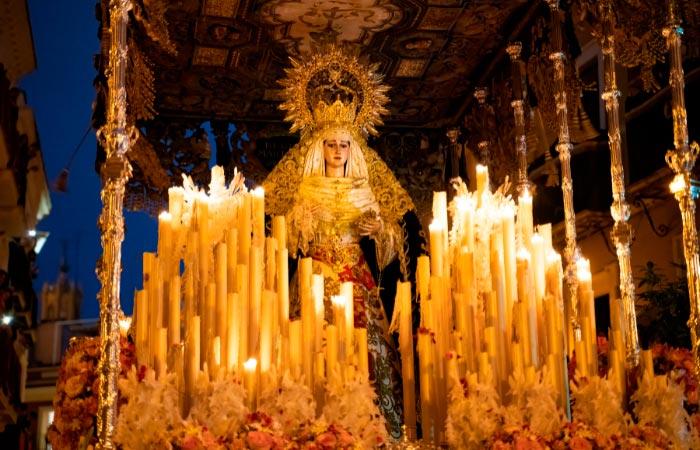 Karwochen internationaler touristischen Bedeutung in Spanien: die Jungfrau in Sevilla, Andalusien