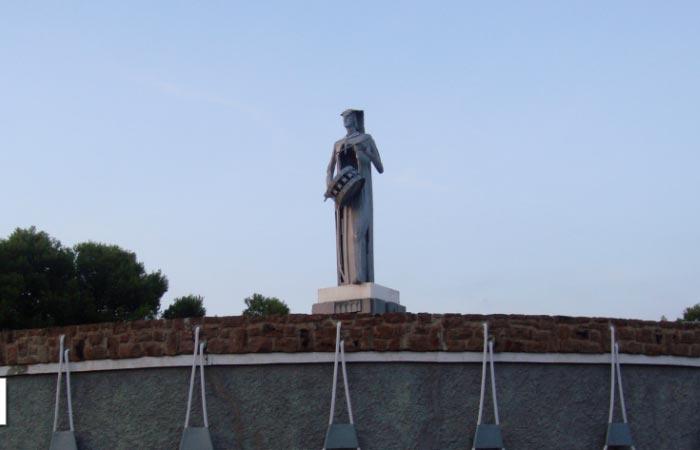 Monument Trommel Estanca de Alcañiz Karwochen Spanien