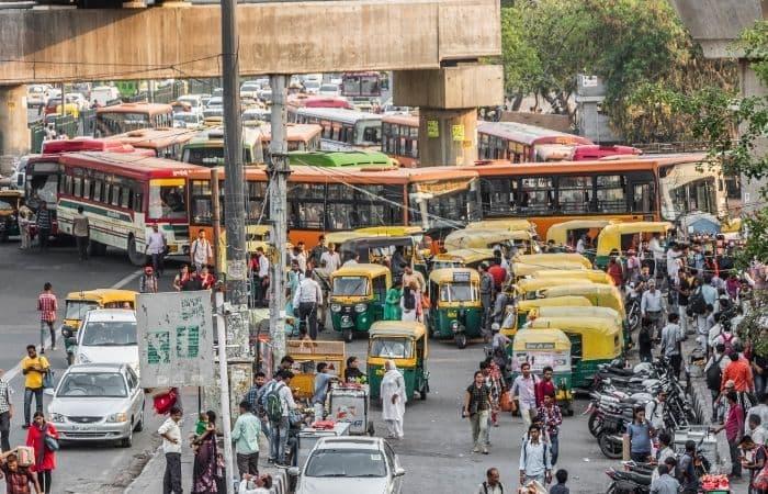 Dichter und chaotischer Verkehr in indischen Städten