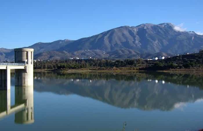 fazer caiaque no interior da Espanha: Embalse La Viñuela, Málaga