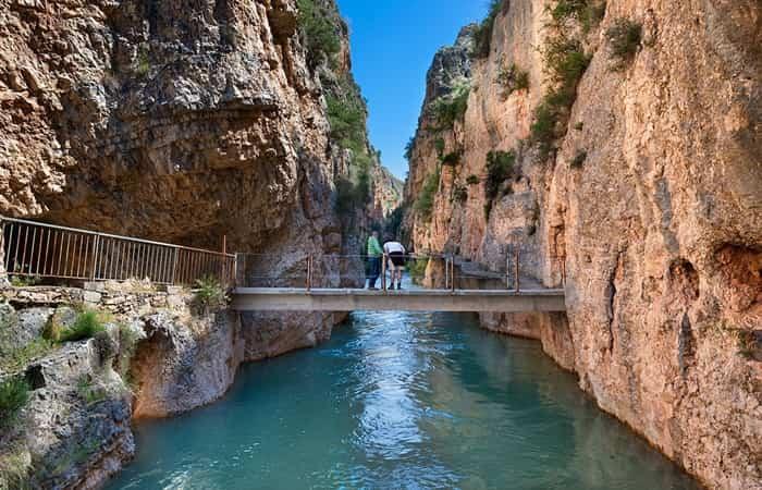 Atemberaubende Brücken auf Wanderungen durch Schluchten und Canyons