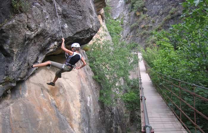 Atemberaubende Brücken auf Wanderungen durch Schluchten und Canyons