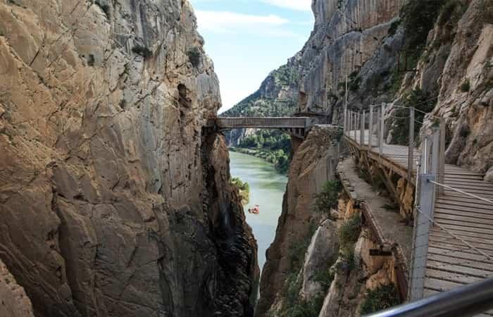 Atemberaubende Brücken auf Wanderungen durch Schluchten und Canyons