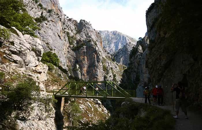 Atemberaubende Brücken auf Wanderungen durch Schluchten und Canyons