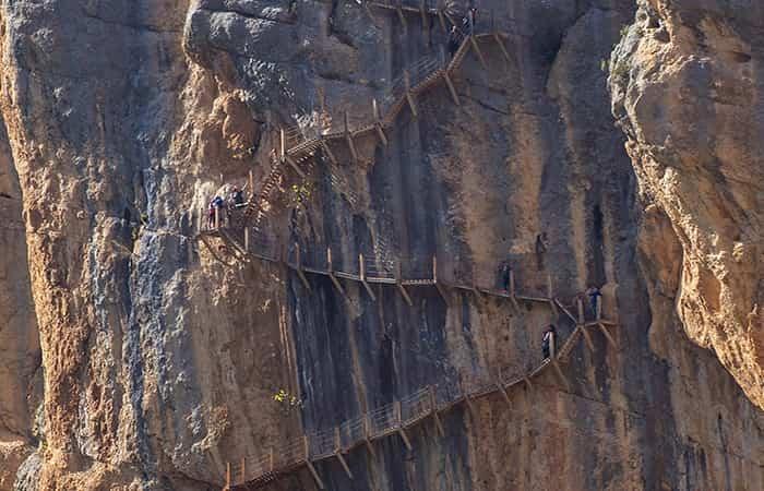 Atemberaubende Brücken auf Wanderungen durch Schluchten und Canyons