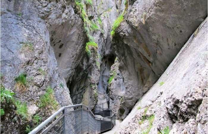 Atemberaubende Brücken auf Wanderungen durch Schluchten und Canyons