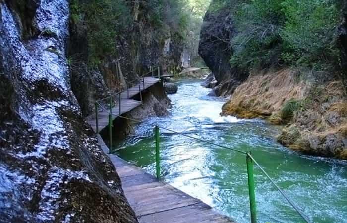 Atemberaubende Brücken auf Wanderungen durch Schluchten und Canyons