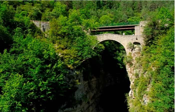 Atemberaubende Brücken auf Wanderungen durch Schluchten und Canyons
