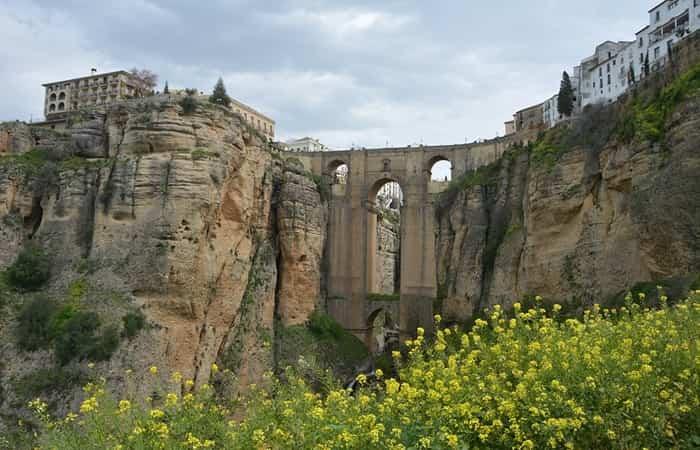 Atemberaubende Brücken auf Wanderungen durch Schluchten und Canyons