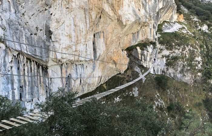 Atemberaubende Brücken auf Wanderungen durch Schluchten und Canyons
