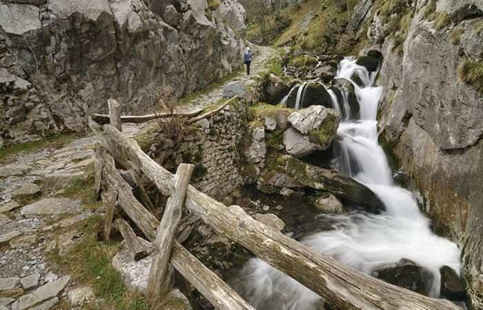 Atemberaubende Brücken auf Wanderungen durch Schluchten und Canyons