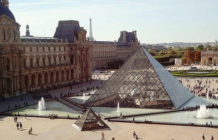 Pyramide des Louvre-Museums in Paris