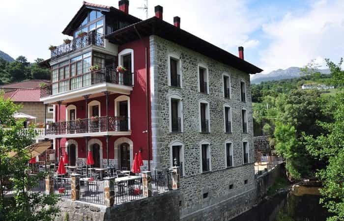 Alojamientos rurales en familia: La casa del puente, Regules, Cantabria 