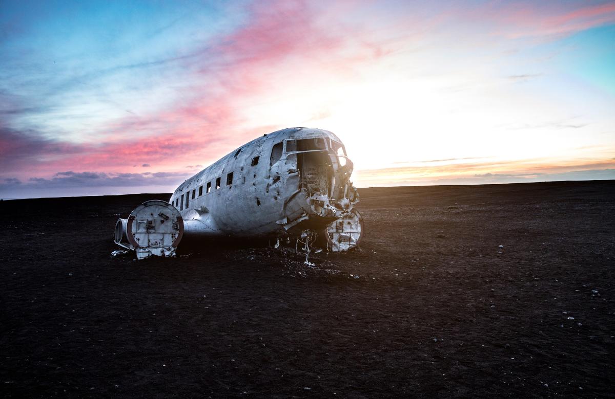 Überreste des abgestürzten Flugzeugs in Island