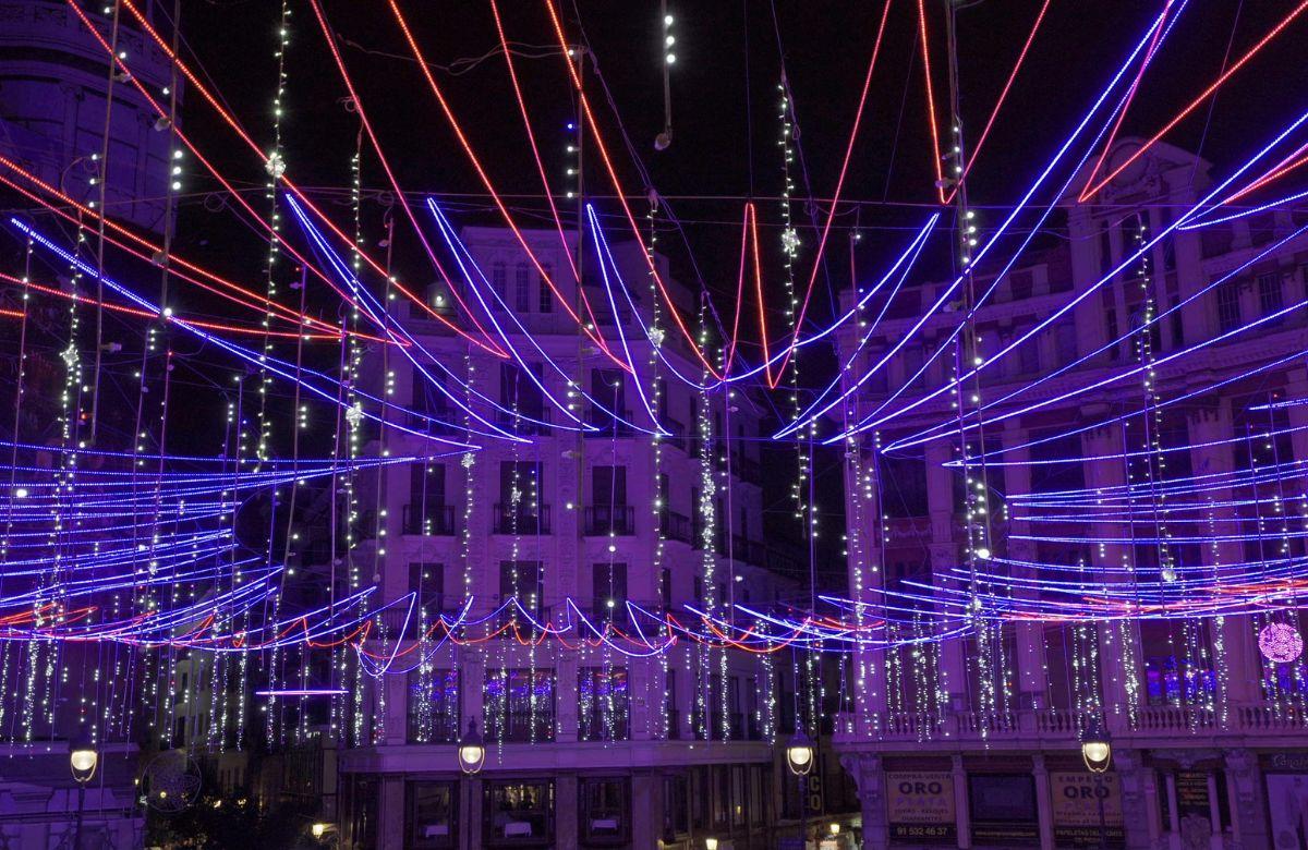 Dezemberbrücke in Madrid: Weihnachtsbeleuchtung