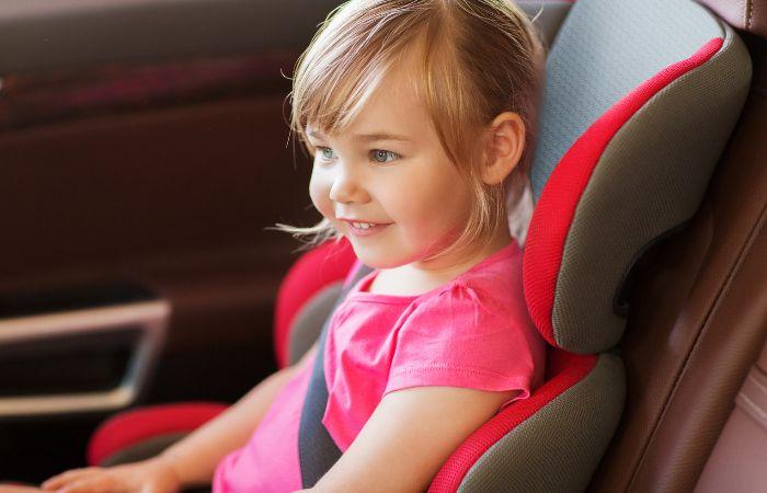 Crianças que ficam enjoadas no carro: olhar para frente