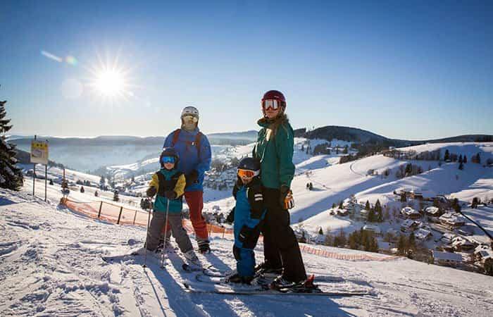 Scappatelle in famiglia in inverno nella regione turistica dell'Alta Foresta Nera