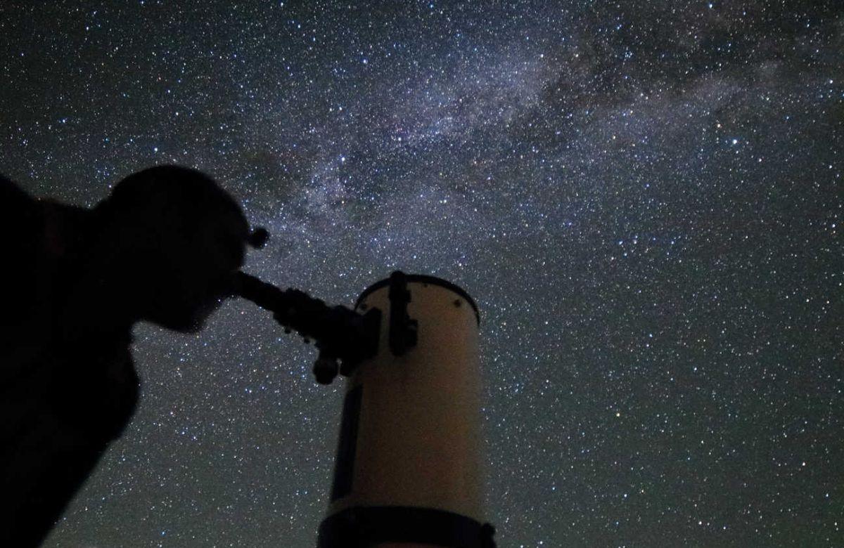Osservando il cielo stellato con un telescopio