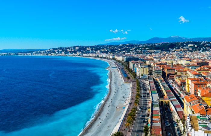 Nizza, eines der Ziele in zwei Stunden Flugzeit von Barcelona
