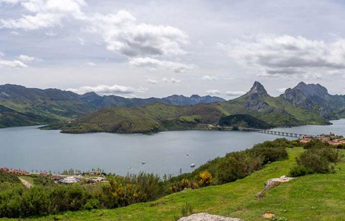 Ampia vista del bacino di Riaño. Navigare in acqua dolce