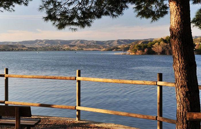 vista del bacino di Mequinenza. Navigare in acqua dolce