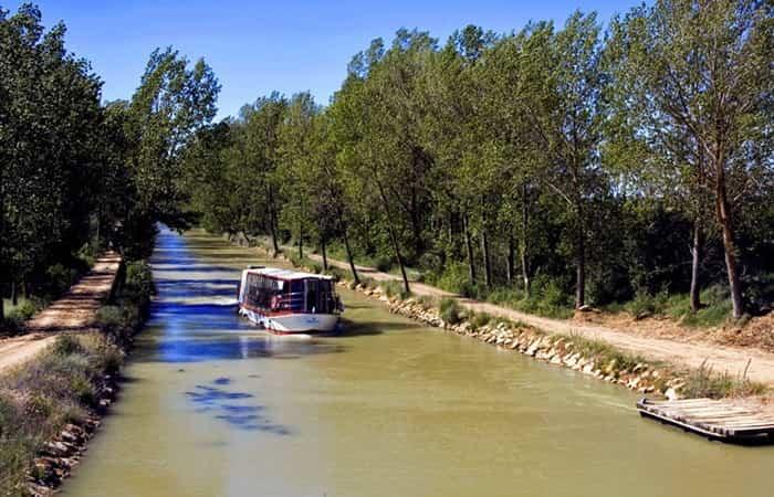 imbarcazione sul Canale di Castilla: navigare in acqua dolce