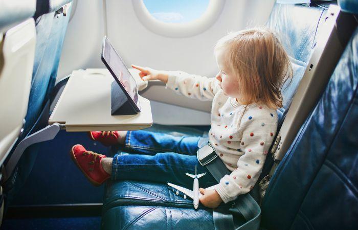 Langstreckenflüge mit Kindern: Bildschirme für Unterhaltung