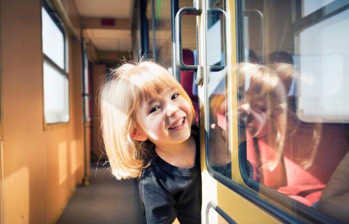 Bambini che viaggiano da soli in treno