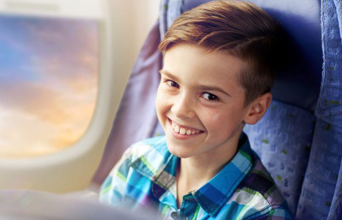 Bambini che viaggiano da soli in aereo