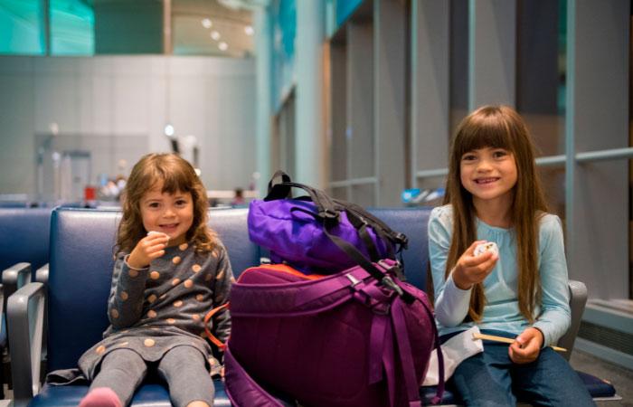 Bambini che viaggiano da soli