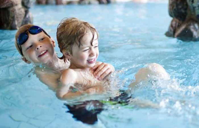 Entspannendes Bad in Lappland mit Kindern